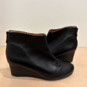 Gentle Souls by Kenneth Cole Women’s Black Leather Wedge Booties (Size 8)